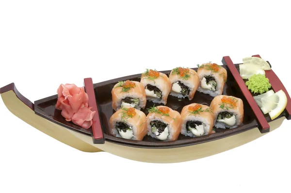 Finom Sushi tekercs a csónakban — Stock Fotó