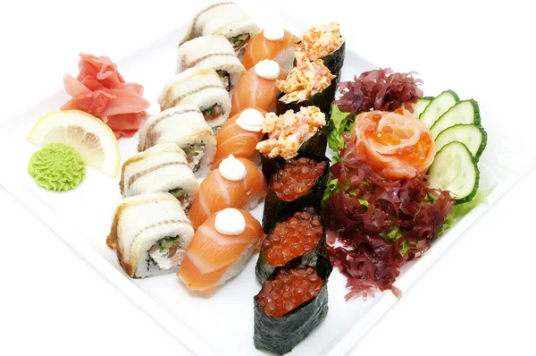 Rolos de sushi deliciosos japoneses — Fotografia de Stock