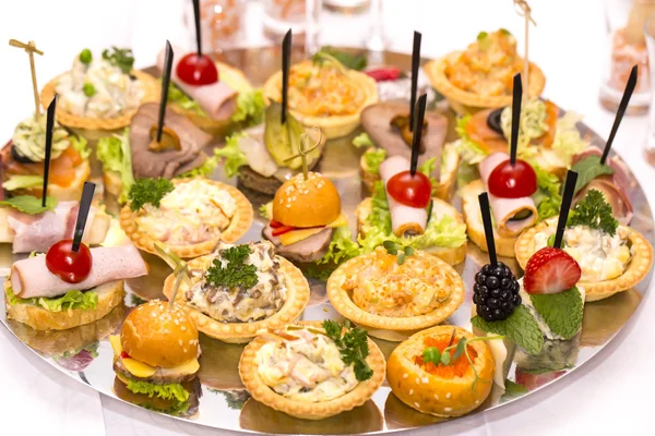 Canapés de queso, carne y mariscos — Foto de Stock