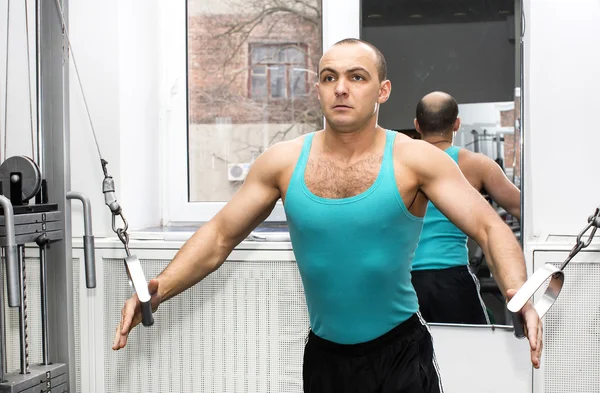 Entrenamiento de hombre en gimnasio — Foto de Stock