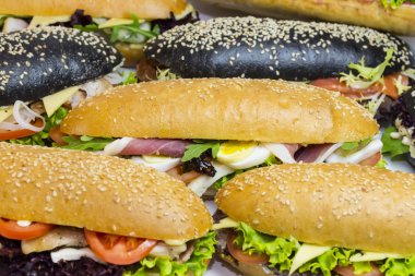 Siyah ve klasik sandviç