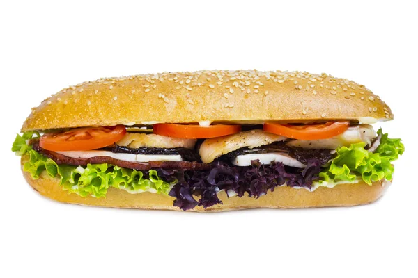 Sandwich met vlees, groenten en salade — Stockfoto