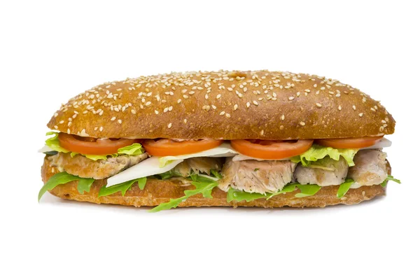 Sandwich met vlees, groenten en salade — Stockfoto