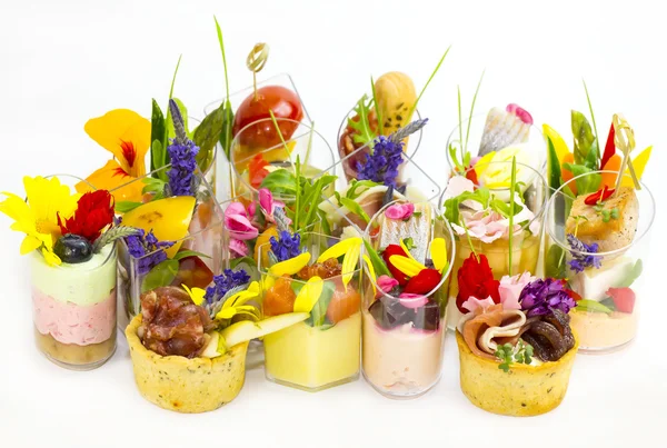 Canapés con flores comestibles — Foto de Stock