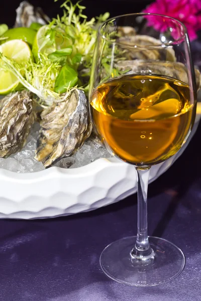 Oysters on ice in dish — Stock Photo, Image