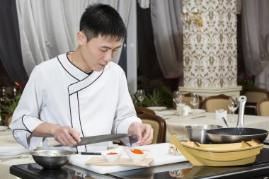 Rulo suşi hazırlama Şef