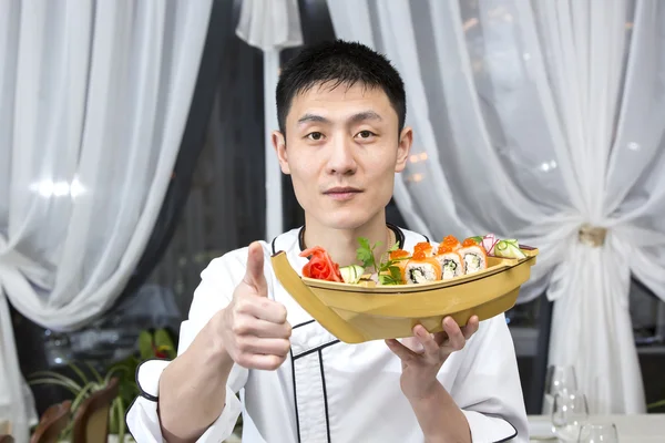 Шеф-повар показывает суши-роллы — стоковое фото