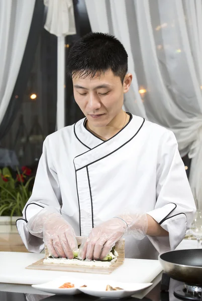 Chef preparing sushi rolls — Stock Photo, Image