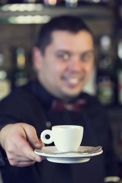 Giovane che lavora come barista — Foto Stock