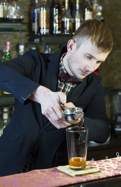 Jeune homme travaillant comme barman — Photo