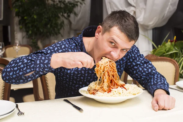 Homem comendo massa — Fotografia de Stock