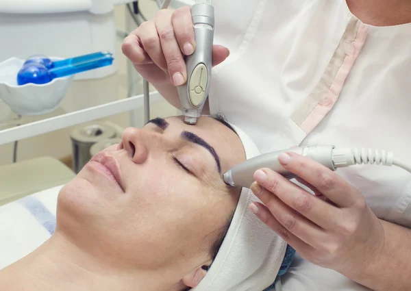 Masaje y exfoliaciones faciales —  Fotos de Stock