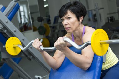 Spor salonunda egzersiz vücut geliştirmeci