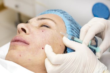 Enjeksiyon ile kozmetik tedavi