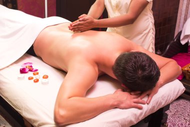 Adam spa tedavisinden hoşlanıyor.