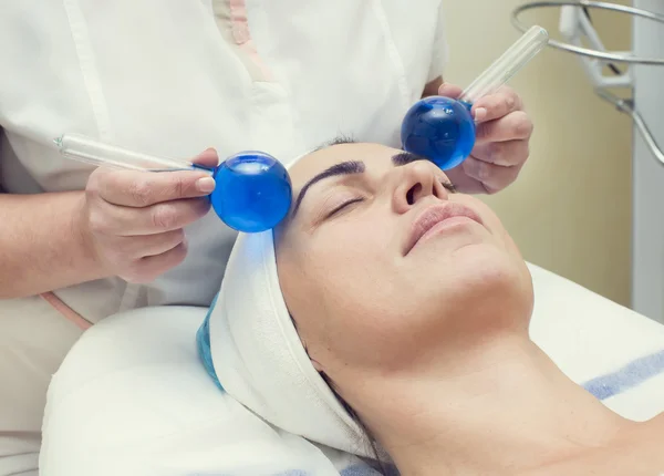 Mulher no procedimento de massagem facial — Fotografia de Stock