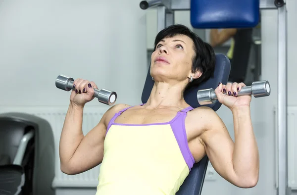 Bodybuilder uitoefenen in de sportschool — Stockfoto