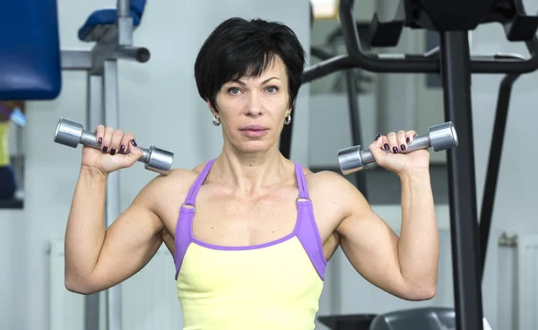 Culturista haciendo ejercicio en el gimnasio — Foto de Stock