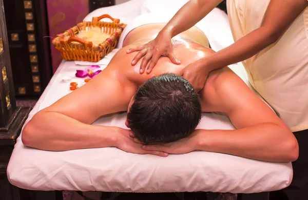 Homem desfrutando de tratamento de spa — Fotografia de Stock