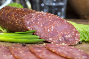 sosis ahşap plaka üzerinde