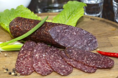 sosis ahşap plaka üzerinde