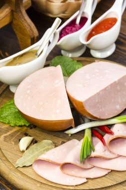 sosis ahşap plaka üzerinde