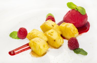 Soslu ızgara ananas