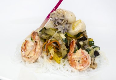 Sıcak deniz ürünleri salatası