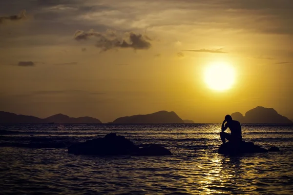 Silhouette maschile sopra il tramonto del mare — Foto Stock