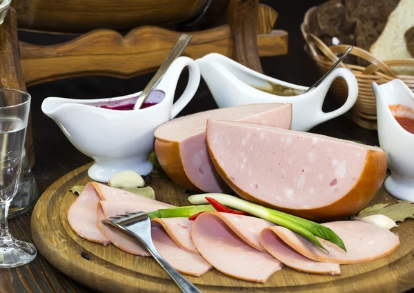 Salchicha sobre plato de madera —  Fotos de Stock