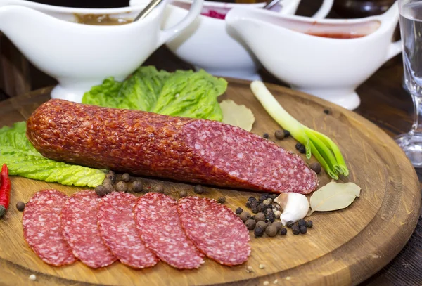 Salchicha sobre plato de madera — Foto de Stock