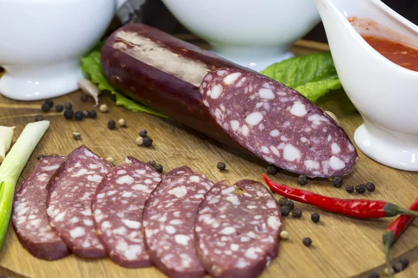 Salchicha sobre plato de madera — Foto de Stock