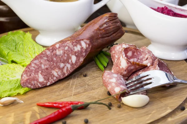 Salchicha sobre plato de madera —  Fotos de Stock