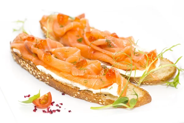 Sandwiches con salmón y caviar — Foto de Stock