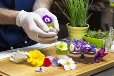 Şef tatlı kanepeler hazırlanıyor