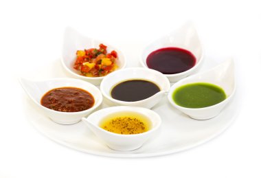 Beyaz kase farklı sos