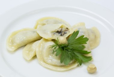 Beyaz tabakta yemek momo