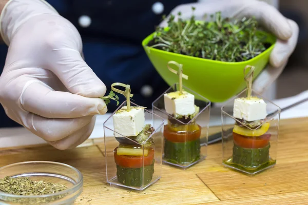 Cook preparing canapes — Stock Photo, Image