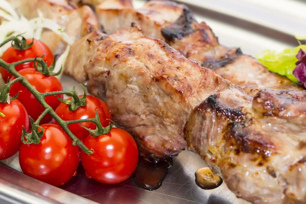 Carne grelhada em espetos — Fotografia de Stock