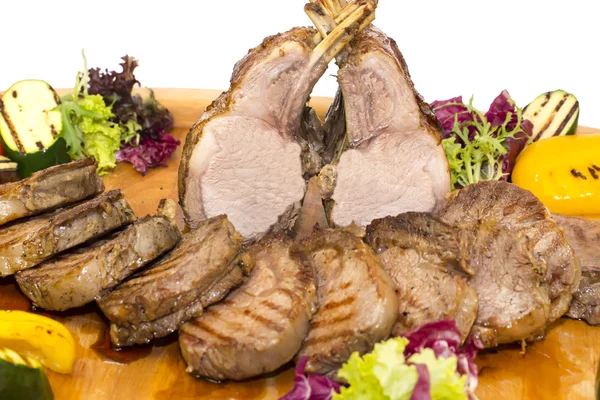 Z grillowanym mięsem — Zdjęcie stockowe