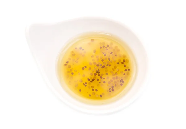 Вкусный соус в белой миске — стоковое фото