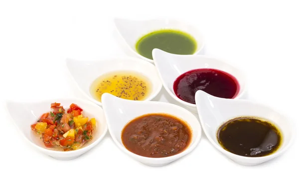 Différentes sauces dans des bols blancs — Photo