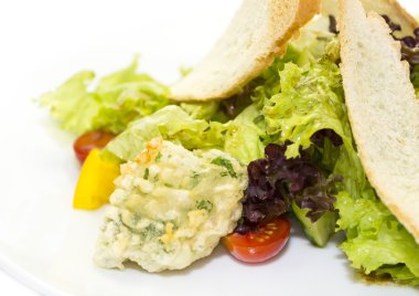 sebzeli ve peynirli salata