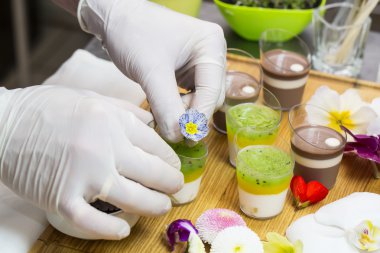 Şef tatlı kanepeler hazırlanıyor