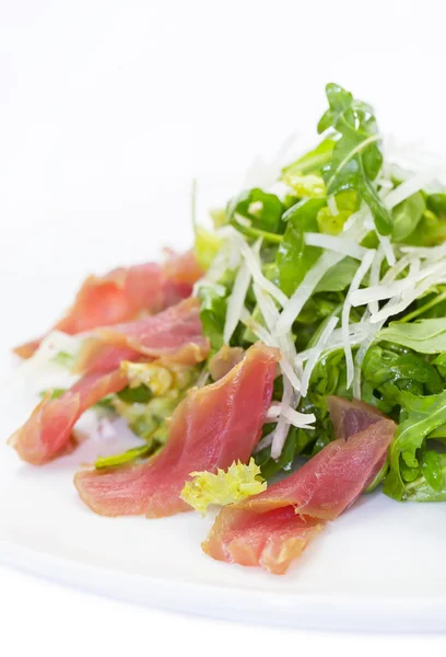 Ensalada de rúcula, atún y verduras — Foto de Stock