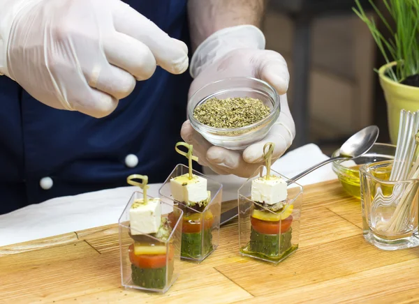 Cook preparing canapes — Stock Photo, Image