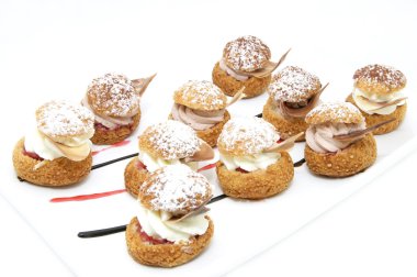 vanilyalı dondurma ile profiterol