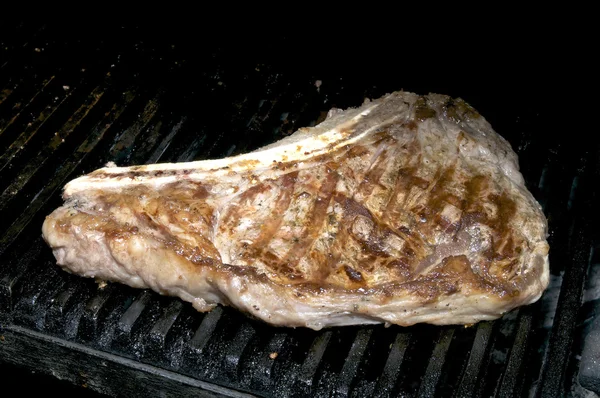 Steak cuit sur le gril — Photo