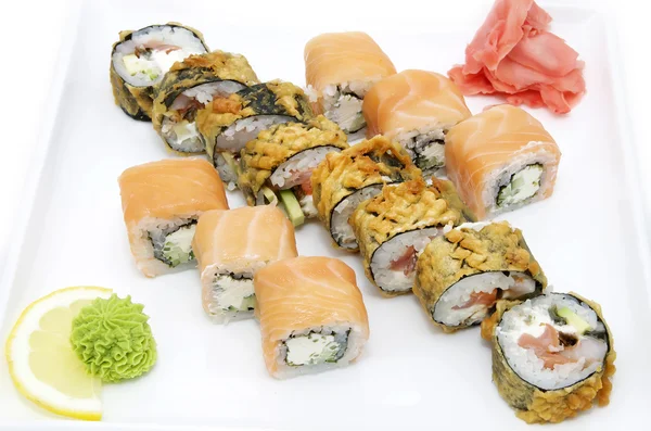 Японские вкусные суши-роллы — стоковое фото