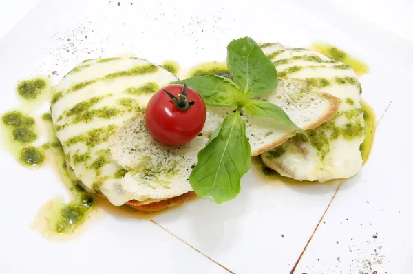 Carne e queijo com pesto — Fotografia de Stock